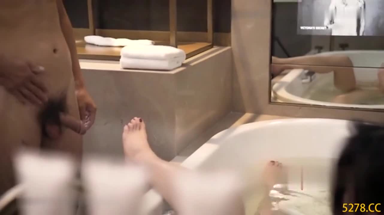 白富美極品性感美少婦寂寞難耐洗澡時被司機偷看後竟直接把他叫進來吃雞巴啪啪,趴在露天窗戶上一字馬狠狠幹,國語