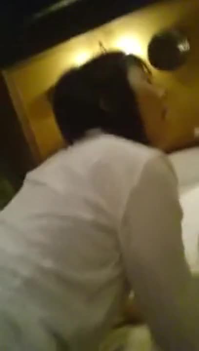 ยืนสอยแฟนทางด้านหลัง