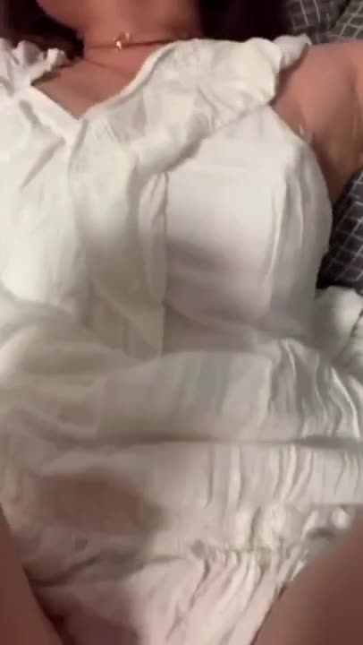 女友出差后她性感漂亮的美女闺蜜失恋了约我喝酒,趁机灌醉送她回家后扒掉胸罩内裤强操操她_边干边拍_不停喊救命!_