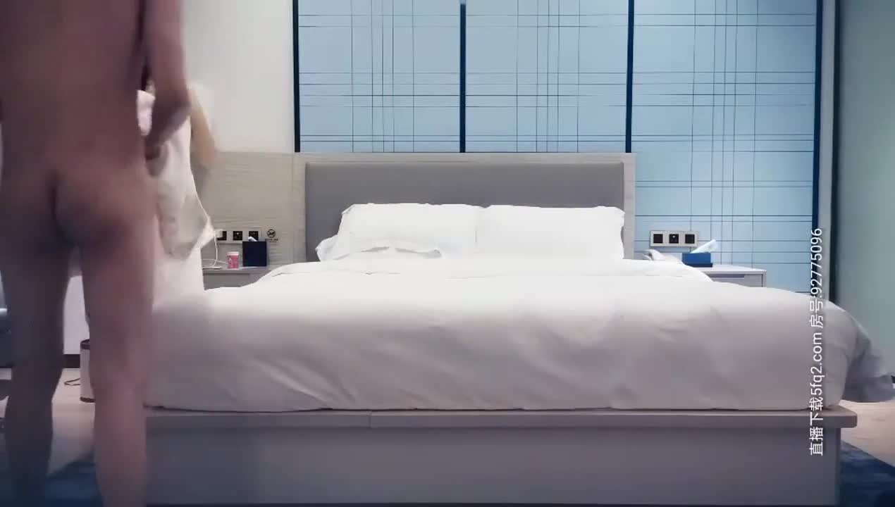 約 炮 顔 值 少 婦 ， 穿 上 情 趣 裝 先 振 動 棒 玩 弄 ， 口 交 乳 交 呻 吟 嬌 喘