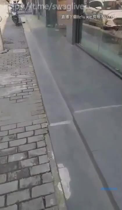 向西哥小县城乡下红灯区偷拍站街女大街小巷弄堂里找个大眼美眉吹箫_操逼