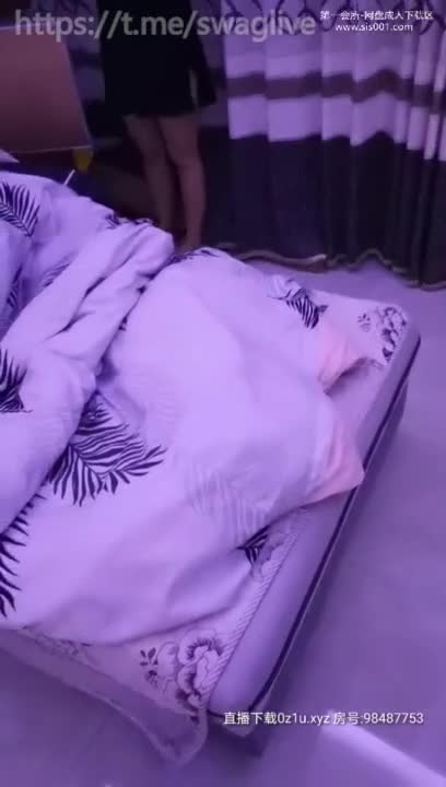 小武哥约良家少妇来家中，老公长期出差在外饥渴坏了，大胸白臀好有女人味，骚穴太久没用一插水就多，淫叫不断真是骚