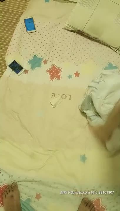 渣男搞孕妇，年轻貌美玩的开，怀孕8个月大晚上不睡觉又吃鸡巴又玩逼草逼还不轻点，直接无套内射不要错过