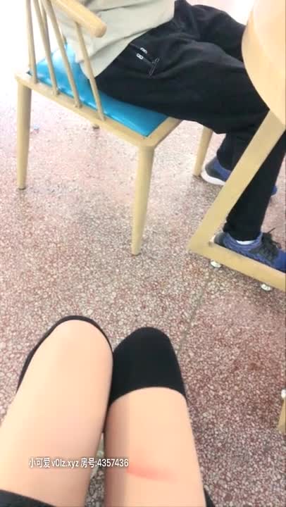 骚货学妹_淫穴塞着跳蛋去食堂发骚，坐凳子上旁边有男生其他路过学生，刷礼物就顶得淫叫啊啊，太爽受不了跑去厕所自慰！