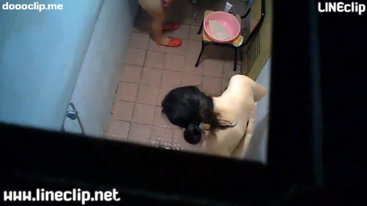 ตั้งกล้องถ่าย 2 สาวมอปลายวัยใสอาบน้ำขาวมากนมกำลังงาม HD