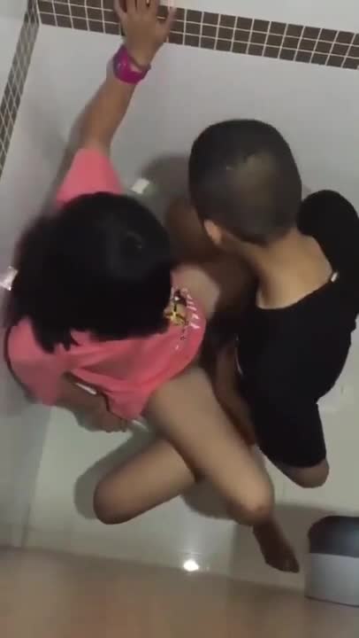 วัยรุ่นซอยแฟนในห้องน้ำห้าง