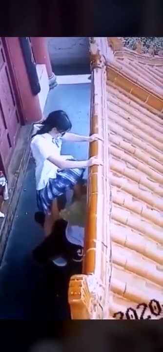 Asian teen couple candid cam แอบถ่ายน้องมัธยม ไปทัศนศึกษา แอบเอากันตรงระเบียงวัด