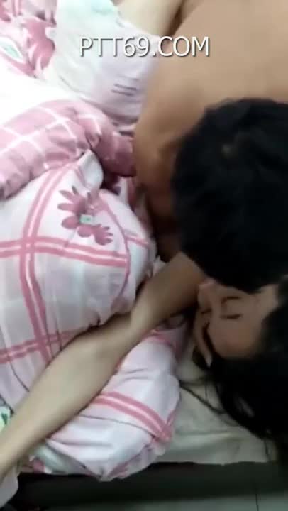 คลิปโป้วัยรุ่นยืมห้องเพื่อนพาสาวมาเย็ด_เพื่อนขอแจมด้วยขอแค่อมควยก็พอ