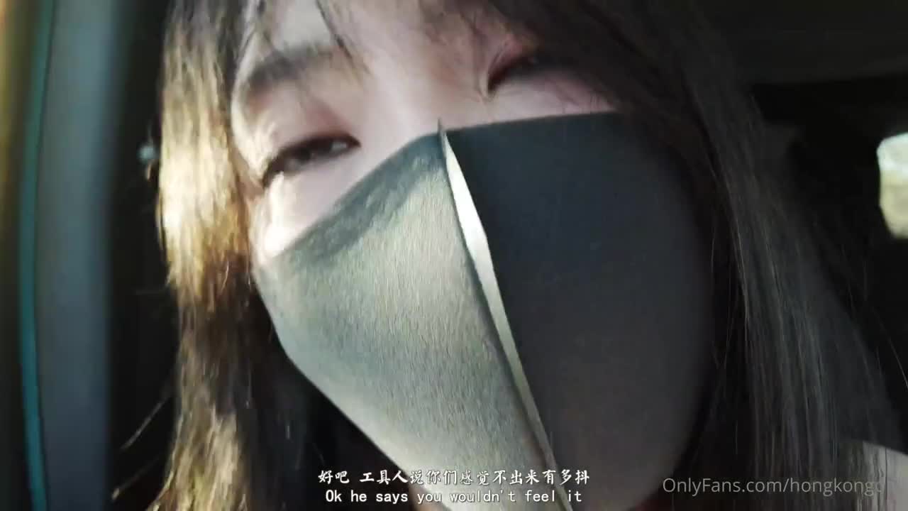 A young traveler meets a man she likes and has sex. 