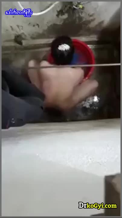 မမကြီးရေချိုးချောင်းရိုက်