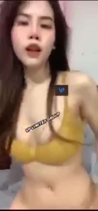 Onlyfans Nong Mintra, a beautiful girl, brushes her nipples.