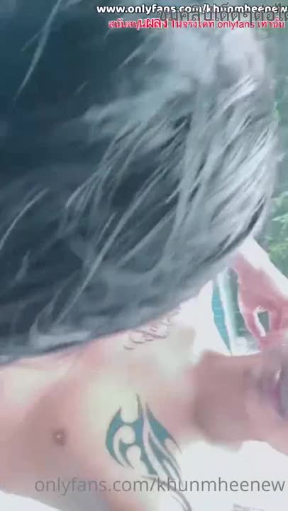 พี่หมีพาสาวเย็ดริมสระ khunmheenew เย็ดวัยรุ่นผมสั้นน่ารักงานดี โม๊กควยกันในสระแล้วนั่งขย่มเย่อหีในน้ำ