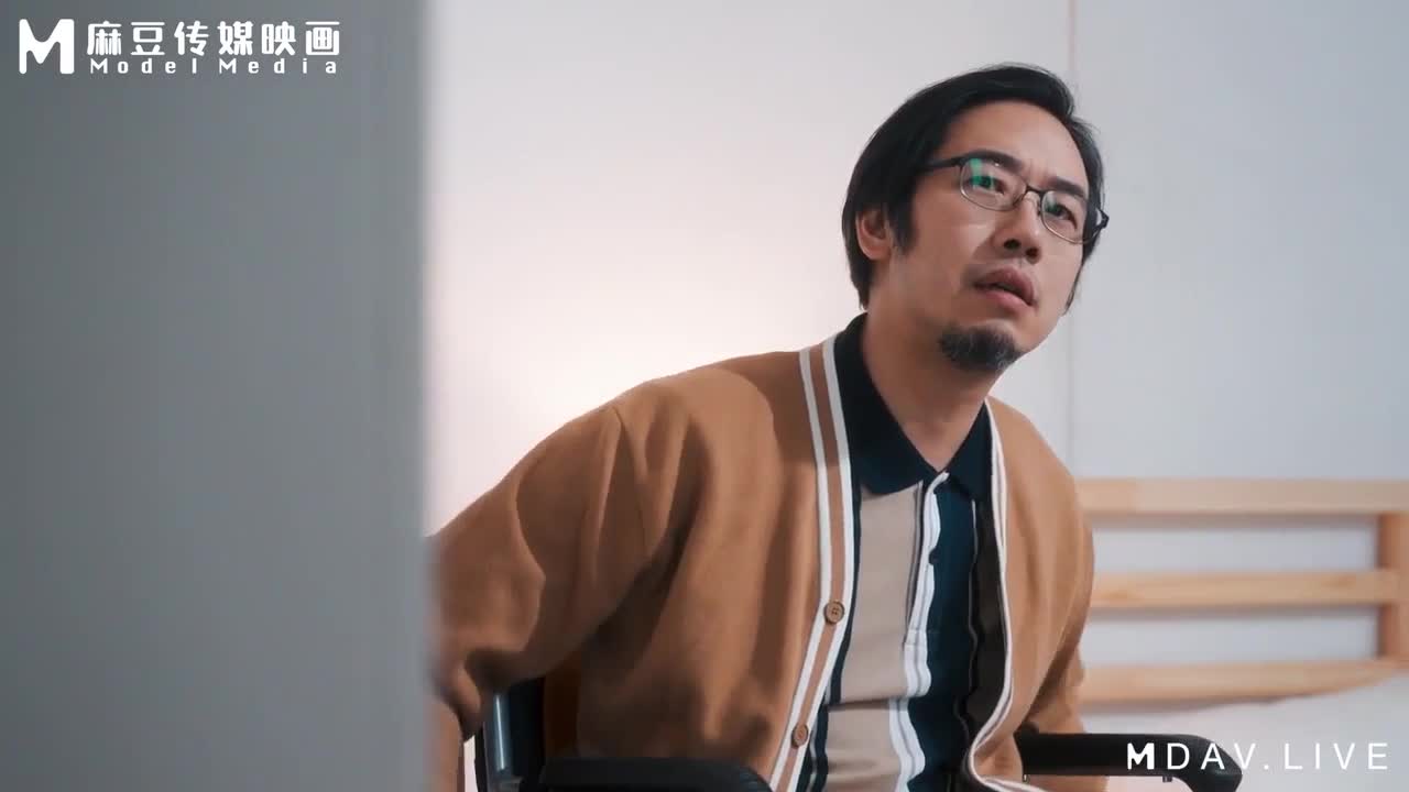 MD-0347 - Song Nan Yi ภาพยนตร์อีโรติกจีนพร้อมคำบรรยายภาษาไทย แม่บ้านหื่นกามผู้ซึ่งช่องคลอดของสามีเป็นอัมพาตและไม่สามารถตอบสนองความต้องการทางเพศของเขาได้ วันหนึ่งก๊อกน้ำมีปัญหา เธอจึงเรียกช่างประปามาดู เธอได้พบกับชายหัวล้านและคู่รัก ช่องคลอดของเธอคัน เธอจึงแอบเล่นของเล่นทางเพศ แต่ถูกกลุ่มผู้ชายพบเข้า เธอได้รับโอกาสแลกเปลี่ยนภรรยาและร่วมรักกับเธออย่างสุดหัวใจ สามีของเธอรู้เรื่องนี้และรับชมภาพยนตร์สดที่ทำให้อวัยวะเพศของเขาแข็งตัว เขาสำเร็จความใคร่ด้วยตนเองและปล่อยให้ภรรยาดูดเขาจนเสร็จ หนังโป๊, หนัง 18 เรื่อง, คลิปโป๊, คลิปหลุด INWPORN3.CO