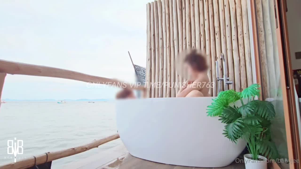 Babyjee มีเพศสัมพันธ์บนระเบียงห้องพักริมทะเลของเธอ จากนั้นพวกเขาก็มีเพศสัมพันธ์กันในอ่างอาบน้ำ อวดให้คนบนเรือยอชต์กลางทะเลได้เห็น OnlyFans เธอสำเร็จความใคร่ด้วยตัวเองโดยการเลียหน้าอก จากนั้นพวกเขาก็มีเพศสัมพันธ์กันในอ่างอาบน้ำ เธออยู่ในท่ายืนและขยับตัวอย่างรุนแรงในท่าสุนัข กระแทกอวัยวะเพศของตัวเองอย่างรวดเร็ว จากนั้นก็สำเร็จความใคร่และหลั่งน้ำอสุจิลงบนหน้าอกที่อวบอิ่มของเธอ วิดีโอโป๊ 18+ คลิปโป๊ คลิปหลุด INWPORN3.COM