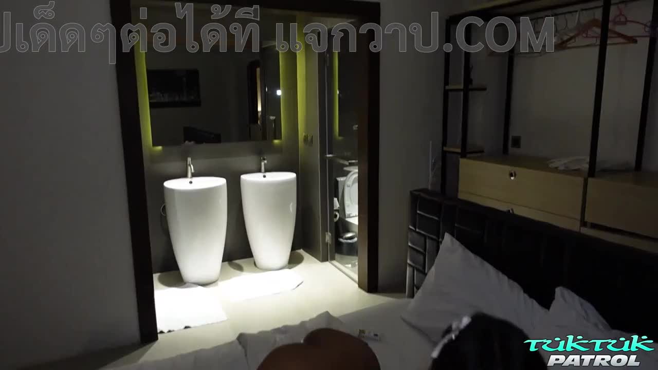 TukTukPatrol - Aommy Thai Porn: ออมมี่ สาวไทยน่ารักใส่เหล็กดัดฟัน พบกับชาวต่างชาติที่ร้านซักรีด เขาพาเธอไปโรงแรมเพื่อมีเพศสัมพันธ์ พวกเขานั่งรถตุ๊กตุ๊กไปโรงแรม เธอเงียบและขี้อาย แต่ในที่สุดก็ยอมจำนน เริ่มจากการทำออรัลเซ็กส์ให้เขา จากนั้นก็ขึ้นคร่อมเขาโดยไม่ใช้ถุงยางอนามัย พวกเขาใช้ท่าด็อกกี้สไตล์ และเธอก็ครางด้วยความสุข เธอแยกขาออกเพื่อสนุกกับเซ็กส์ที่เร้าใจยิ่งขึ้น และเขาก็หลั่งน้ำอสุจิบนหน้าอกของเธอ หนังโป๊, 18+, คลิปโป๊, คลิปหลุด INWPORN.CC