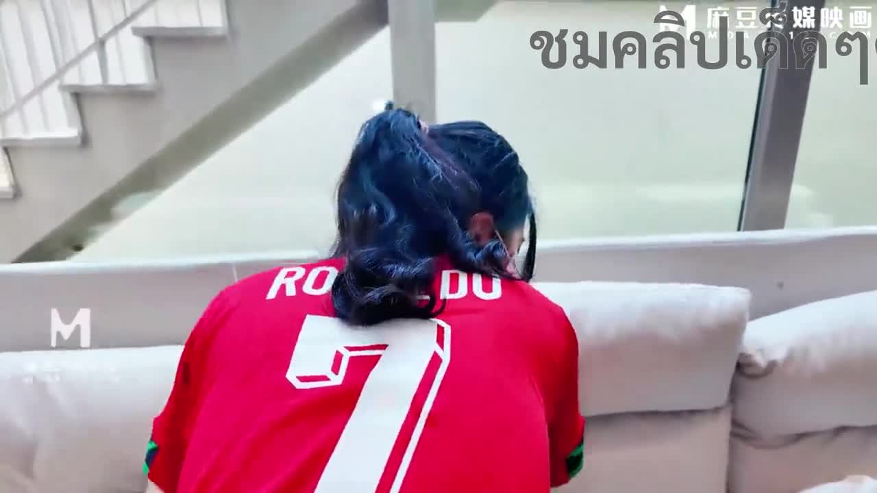 MSD-183 - เสี่ยวเหมาหมี่ ภาพยนตร์สำหรับผู้ใหญ่ของจีน หญิงสาวที่มีกิจกรรมทางเพศสูงคนหนึ่งเชียร์ทีมฟุตบอลและสำเร็จความใคร่ด้วยตนเอง ชายคนหนึ่งเริ่มด้วยการอมอวัยวะเพศของเธอ จากนั้นก็ให้เธออยู่ในท่าสุนัขเพื่อสอดใส่ ตามด้วยเธอขี่อยู่บนตัวเขาและถูช่องคลอดที่คับแน่นของเธอ เธอถูกสอดใส่อย่างรุนแรงโดยไม่ใช้ถุงยางอนามัยและหลั่งน้ำอสุจิเข้าไปในช่องคลอดของเธอ ภาพยนตร์สำหรับผู้ใหญ่ ภาพยนตร์ 18+ คลิปโปร์โน คลิปหลุด INWPORN.CC