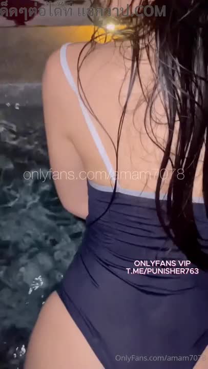 Amam7078 หญิงสาวรูปร่างอวบอิ่มในชุดว่ายน้ำ ยั่วเย้าคู่รักของเธอในสระน้ำ เธอเริ่มจากการทำออรัลเซ็กซ์ให้เขา จากนั้นก็แยกขาเพื่อมีเซ็กส์แบบท่าหมา โดยขยับตัวและถูไถไปมาในน้ำ พวกเขายังมีเซ็กส์แบบยืนด้วย โดยน้ำอสุจิพุ่งใส่เสื้อผ้าของกันและกัน (คลิปโปร์น, 18+, คลิปหลุด INWPORN.CC)