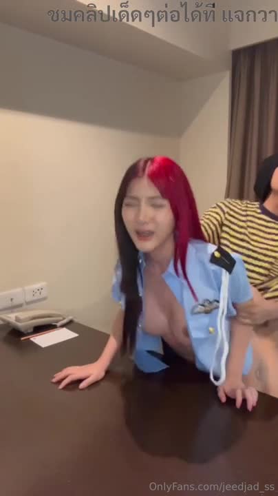 女警Jeedjad_ss扮演一個放蕩的女警，她逮捕了一名嫌疑犯，並為了滿足自己的慾望而與他發生性關係。在OnlyFans上，她身材火辣，皮膚白皙可愛，胸部豐滿。她先是口交，然後騎在男人的陰莖上，在椅子上磨蹭著自己的陰部——真是性感至極！接著她採用後入式，用力抽插，最後在桌子上被男人操乾，整根陰莖都插入了她的體內——真是刺激無比！ 色情，18 ，色情片段，洩漏片段 INWPORN.CC