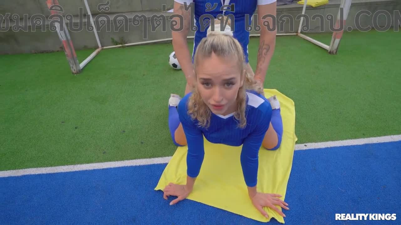 Reality Kings - Geishakyd：一部西部成人影片，講述一位少女在私人教練的指導下學習足球的故事。她身著緊身運動服，激起了教練的慾望。他一把抓住她，讓她口交，然後以各種姿勢與她發生無保護性行為，包括站立和磨蹭，最後將精液射在她臉上。 成人影片，18 ，成人影片片段，洩漏片段 INWPORN.CC