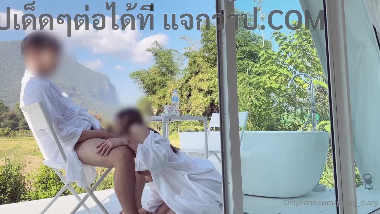Jelly，一位身材火辣的美女，在 jbswg_diary 中有一段戶外性愛場景。她開了一家風景優美的度假村，並與她的 Onlyfans 搭檔發生性關係。他們在度假村門口進行現場口交，互相挑逗，然後騎在椅子上。她先是被後入式性交，然後站起來，再次被猛烈地後入式性交，陰莖深深插入並射精在她體內。 色情，18 ，色情片段，洩漏片段 INWPORN.CC